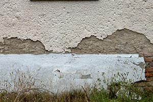 Eggesin: Feuchtes Hausmauerwerk