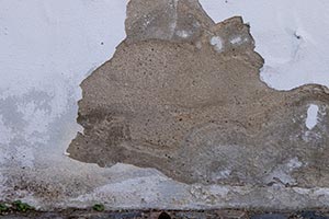 Rehna: Feuchteschäden am Gebäude