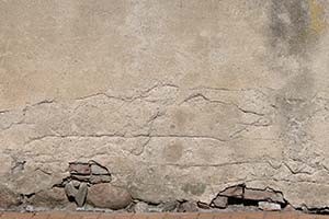 Rehna: Schäden durch Feuchtigkeit im Hausmauerwerk