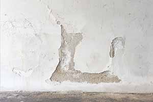 Putzabplatzungen an nasser Wand