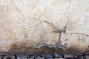 Feuchtes Mauerwerk mit Abplatzungen in Schweinfurt