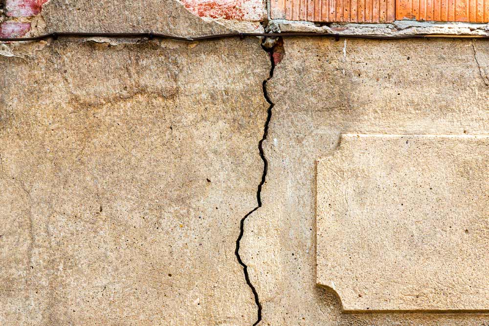 Risse in den Mauern - Ist Feuchtigkeit im Gebäude ursächlich?