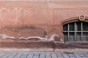 Salpetersalze an der Mauer durch eine defekte Horizontalsperre